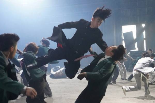 伊藤健太郎が飛び蹴り、清野菜名も参加！『今日俺』大乱闘アクションスチール公開