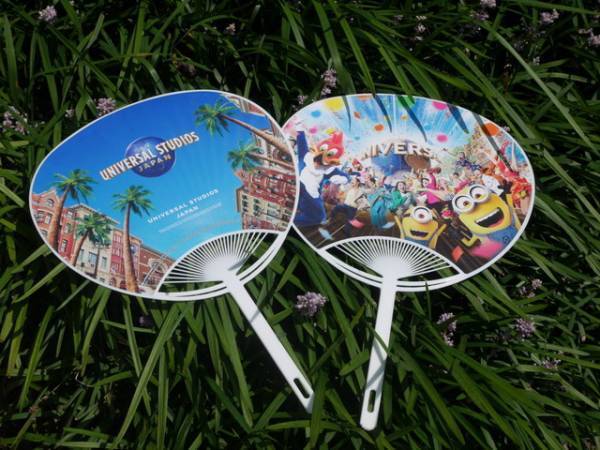 【USJ】オリジナルうちわを此花区の全児童に贈呈、新型コロナで盆踊り大会中止をうけ