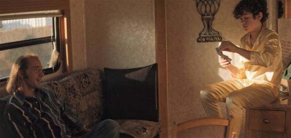 シャイア・ラブーフ＆ノア・ジュプ、“親子”トランプシーン到着『ハニーボーイ』