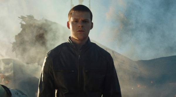 ルーカス・ヘッジズ、『トランスフォーマー』へのオマージュ!?『ハニーボーイ』冒頭映像