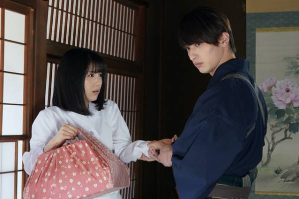 浜辺美波＆横浜流星、「私たちはどうかしている」“幼なじみ”15年ぶりの再会カット到着