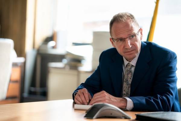 レイフ・ファインズの存在感が光る、キーラ・ナイトレイ主演『オフィシャル・シークレット』