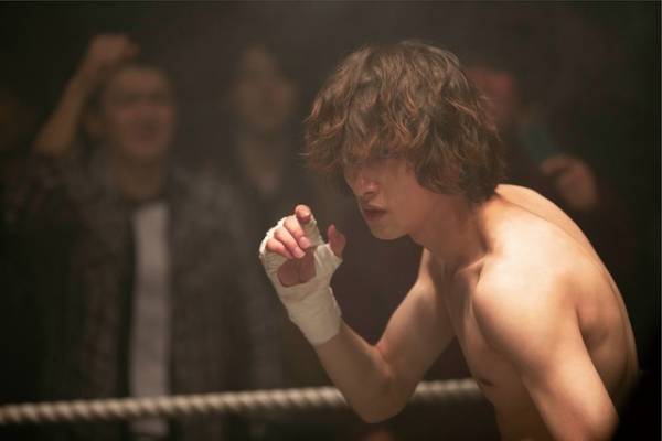 横浜流星「命をかけて」迫力のファイトシーン写真公開『きみの瞳が問いかけている』