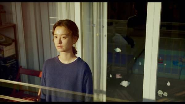 茫然自失の“ジヨン”…『82年生まれ、キム・ジヨン』場面写真　“夫婦”のメイキング画像も