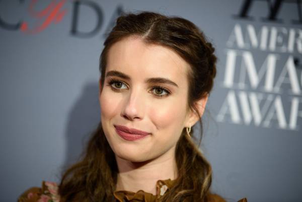 エマ・ロバーツ、男の子を妊娠していることを発表　 “パパ”はギャレット・ヘドランド