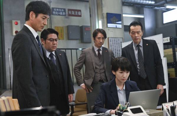 沢村一樹“古賀室長”の“エア壁ドン”にざわめき、「キレッキレで素敵」の声…「未解決の女　警視庁文書捜査官」5話