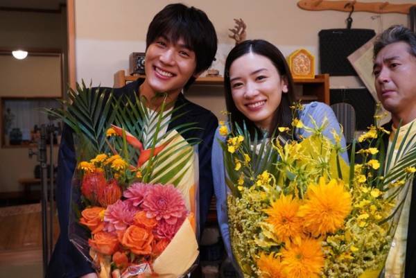 永野芽郁「ムロさんの娘になれて…幸せ」中川大志とクランクアップ！