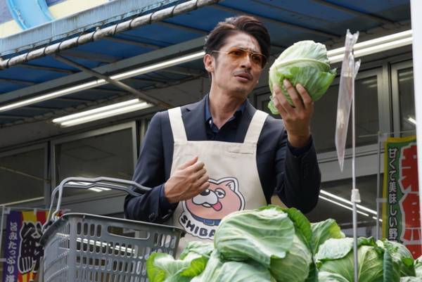 キャベツを選ぶ“不死身の龍”玉木宏…「極主夫道」クランクイン