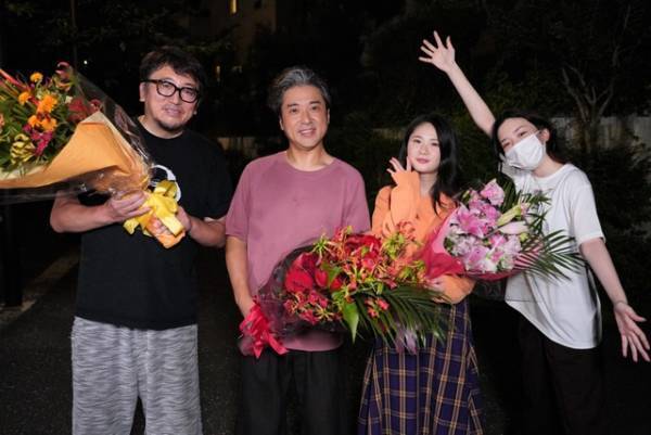 ムロツヨシ「最高に幸せ」小野花梨と「親バカ青春白書」クランクアップ