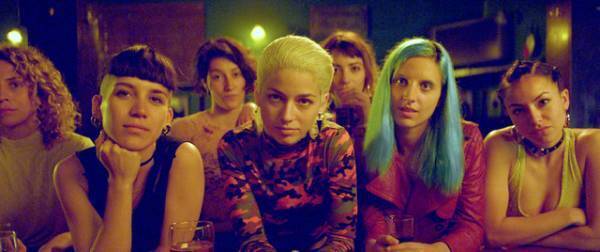 『エマ、愛の罠』大胆なヒロインとシンクロする音楽とアスレジャーファッション