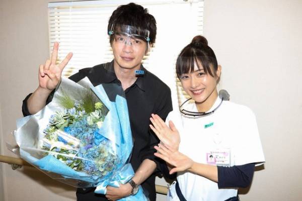 「アンサング・シンデレラ」田中圭がクランクアップ「僕と瀬野章吾の気持ちはみんなと一緒」