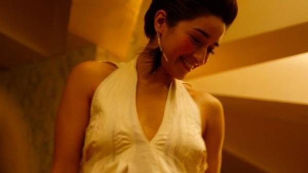 真っ白な伝統衣装は「黒いヴェールに対する抵抗」『パピチャ』