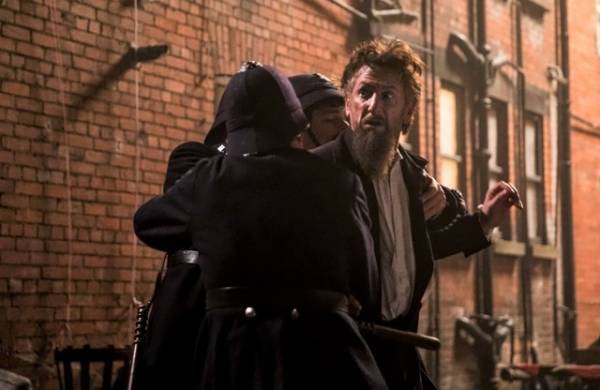 ショーン・ペン、狂ったように追い詰める…『博士と狂人』冒頭映像