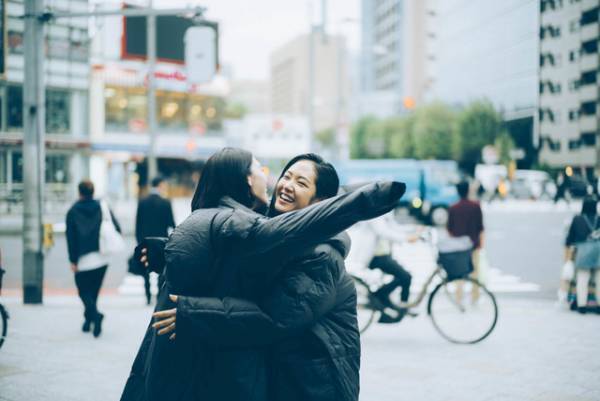 三吉彩花＆阿部純子の仲良しハグも「友達と観たくなる」『Daughters』メイキング画像入手