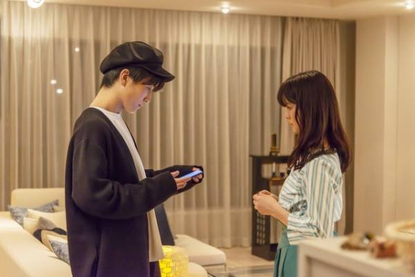 岩田剛典、ただならぬ色気漂う“人気スター俳優”のオンとオフ『空に住む』