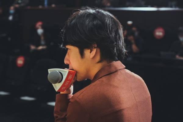 二宮和也の真剣な表情…『浅田家！』初日舞台挨拶の舞台裏写真公開