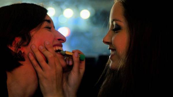 内戦下、大学寮を抜け出しナイトクラブへ…『パピチャ』冒頭映像「国際ガールズ・デー」に解禁