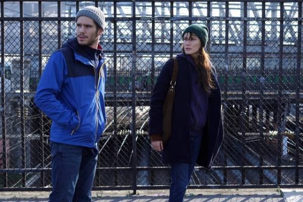 孤独を抱えた隣人同士の2人が出会う『パリのどこかで、あなたと』本予告