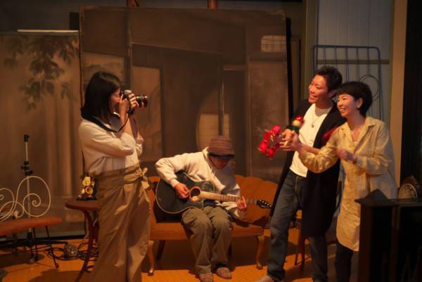 『越年 Lovers』公開日決定、峯田和伸＆橋本マナミのオフショット到着