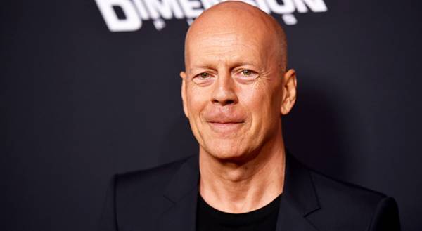 ブルース・ウィリス、『ダイ・ハード』のカーバッテリーCMでマクレーン役再演