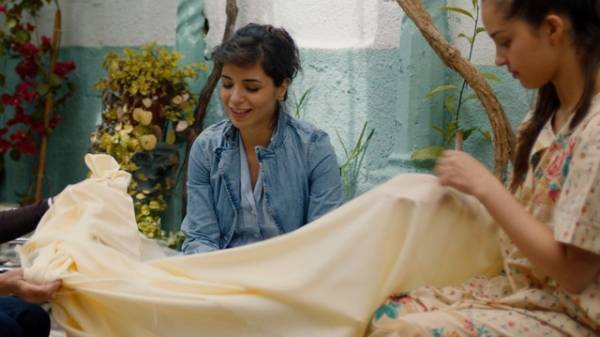 アルジェリアの白い伝統布“ハイク”は抵抗の証「象徴的で歴史的で力強いもの」