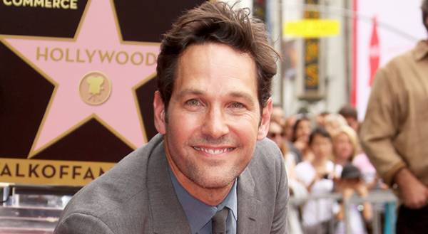 『アントマン』ポール・ラッド、雨の中投票した人たちにクッキーを配り歩く