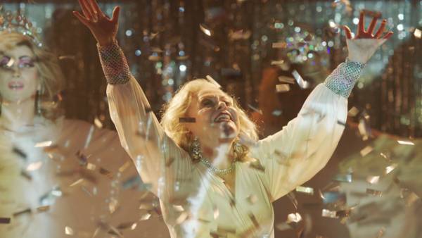 亡き息子の“がけっぷち”ゲイバーを再建『ステージ・マザー』公開決定