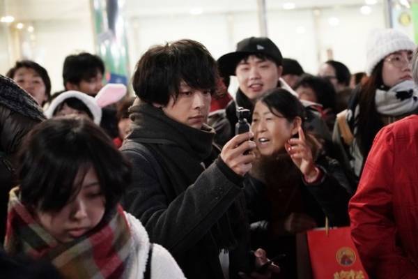 西島秀俊＆中村倫也ら、完全再現の渋谷スクランブル交差点で熱演『サイレント・トーキョー』