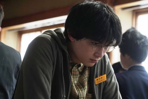 吉沢亮、“オタク気質”なキャラになりきったメガネ姿披露『AWAKE』場面写真