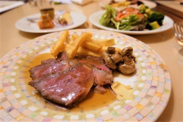 【ディズニー】週末はフォアグラ丼も登場　スイーツは早くもクリスマスがテーマ　ブライトンの贅沢ビュッフェ