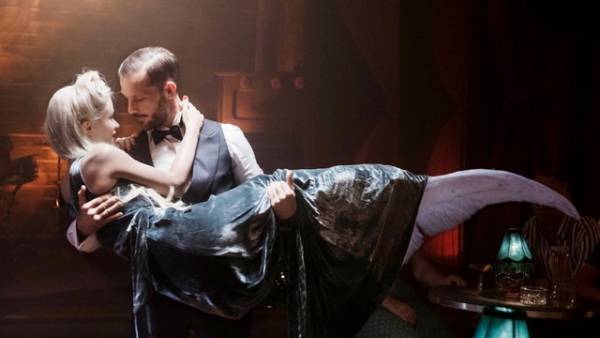 恋を知らぬ人魚と恋を捨てた男の出会い…『マーメイド・イン・パリ』場面写真