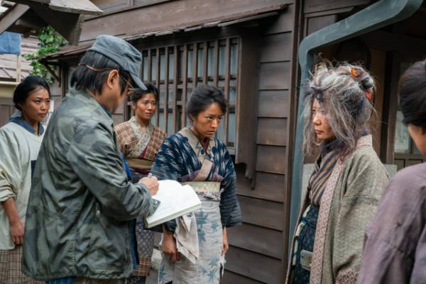 井上真央、完成に「すごい楽しみ」『大コメ騒動』クランクアップ映像