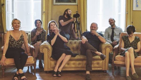 カトリーヌ・ドヌーヴ、愛おしい個性派家族たちをまとめる母に『ハッピー・バースデー』