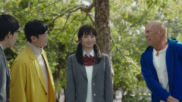 上戸彩、制服＆ツインテで“未来のしずか”を一人二役！ソフトバンク新CM