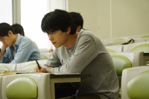 吉沢亮の“陰の魅力”が溢れ出る…『AWAKE』キャンパスライフの本編映像