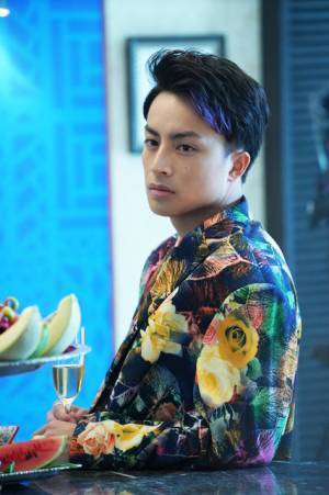 白濱亜嵐、3姉弟のシーンふり返り「難しかった」『コンフィデンスマンJP』メイキング公開