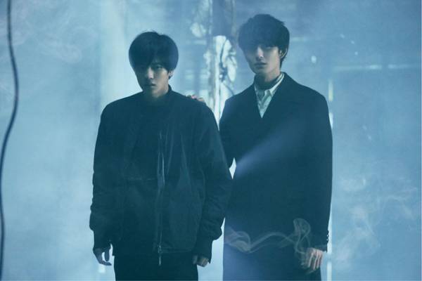 岡田将生＆志尊淳、事件現場に足を踏み入れる緊迫のカット『さんかく窓の外側は夜』