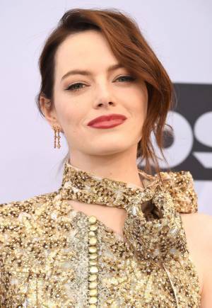 エマ・ストーン、第1子を妊娠 大きなお腹を手で支える姿をキャッチ