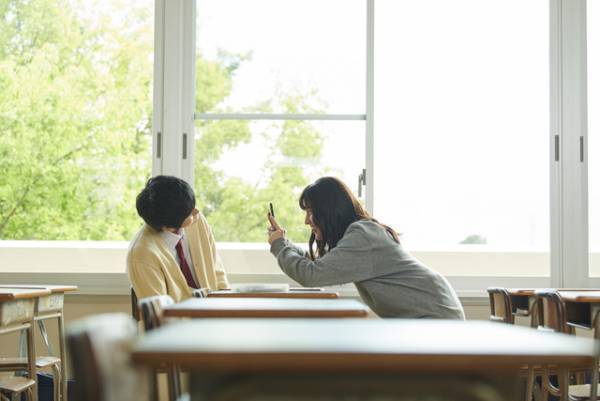 鈴鹿央士＆久保田紗友がお互いを撮影「ホリミヤ」オフショット公開