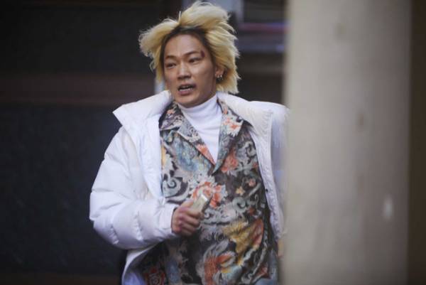 綾野剛「思った以上に車は重かった」疾走、轢かれる場面も…『ヤクザと家族』本編映像