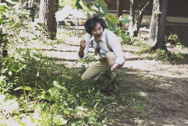 役所広司＆石橋静河＆光石研ら、緑鮮やかな森で小林聡美と語らう「ペンションメッツァ」場面写真