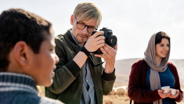 シリアで突然の拘束…『ある人質 生還までの398日』緊迫の本編映像