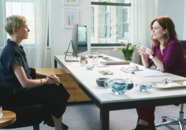 ジュリアン・ムーア＆ミシェル・ウィリアムズが対面、敵か味方か…『秘密への招待状』本編映像