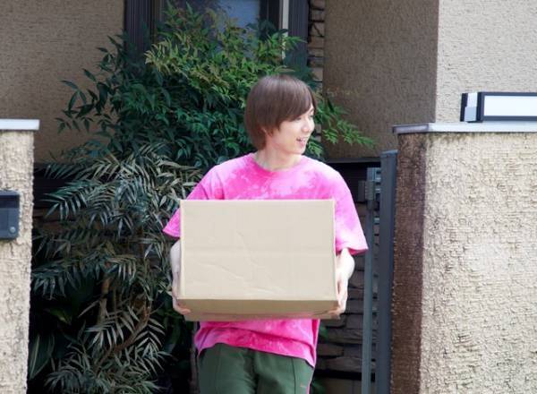 松村北斗の引っ越しを“親友”七五三掛龍也が手伝う『ライアー×ライアー』場面写真