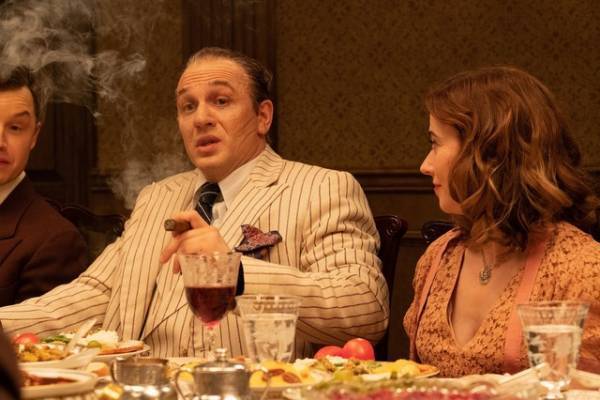 トム・ハーディ、伝説のギャングになりきった凄み溢れる姿披露『カポネ』新場面写真