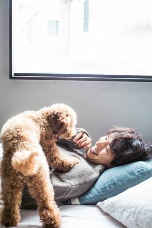 福士蒼汰、犬と戯れる…デビュー10周年記念フォトブック発売