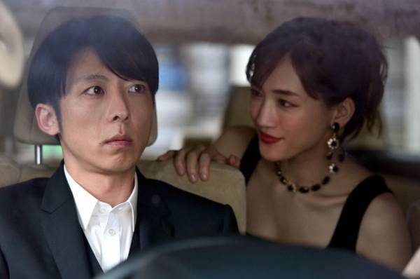 「天国と地獄」綾瀬はるかのスパイぶりに絶賛の声、高橋一生には“元から入れ替わっていた説”も