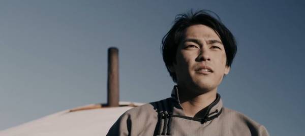 柳楽優弥、壮大な青い空の下へ…海外合作映画『ターコイズの空の下で』海外版予告