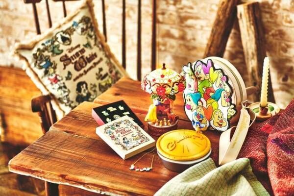 ディズニー 物語の世界をアンティーク風に表現 白雪姫 モチーフのアイテムがディズニーストアに登場 21年2月18日 ウーマンエキサイト 1 2 ディズニー 物語の世界をアンティーク風に表現 白雪姫 モチーフのアイテムがディズニーストアに登場 21年2月18日 ウーマンエキサイト 1 2