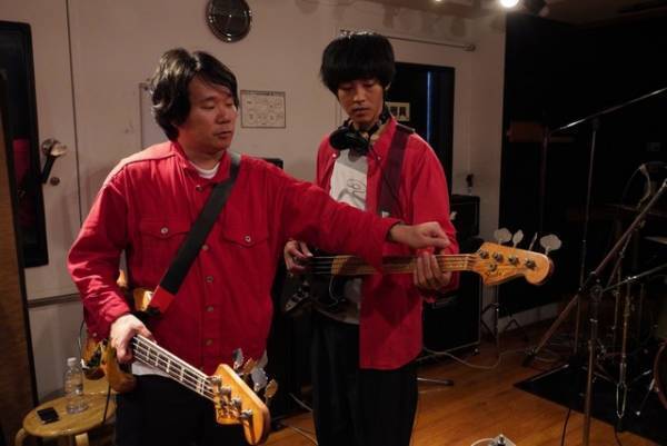 松坂桃李、べースに苦戦？『あの頃。』メイキング写真